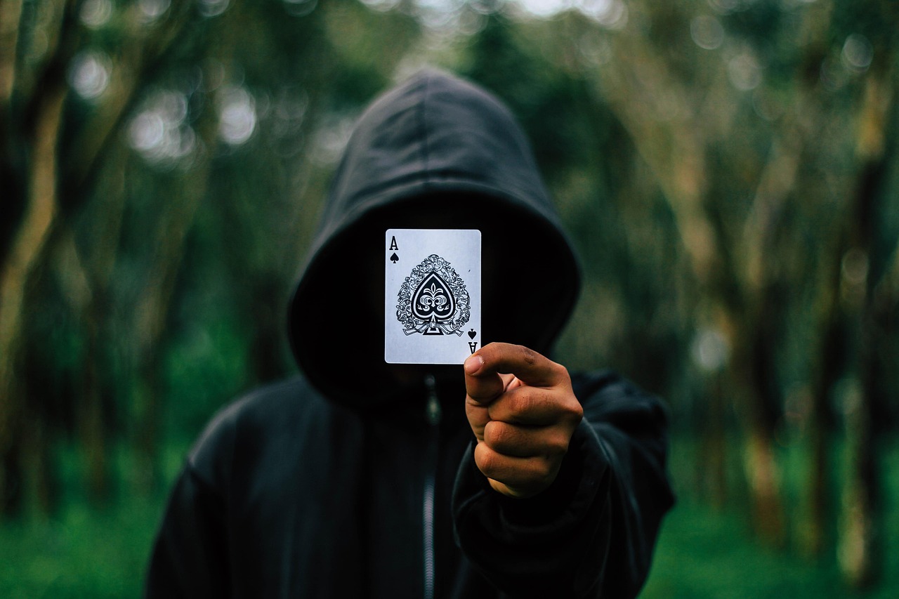 德州牛仔心理战术 - 德州牛仔心理战术:三个让对手读不懂你的实用技巧