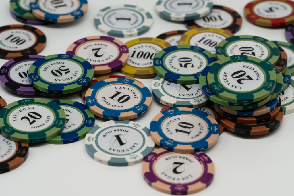 德州牛仔现金局与锦标赛策略差异：三大核心调整让你打得更稳