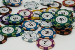 德州牛仔现金局与锦标赛策略差异：三大核心调整让你打得更稳